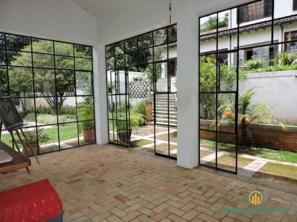 Imagem Cond Forest Hills - Casa Colonial, 4 sts e piscina! Ao lado do clube!