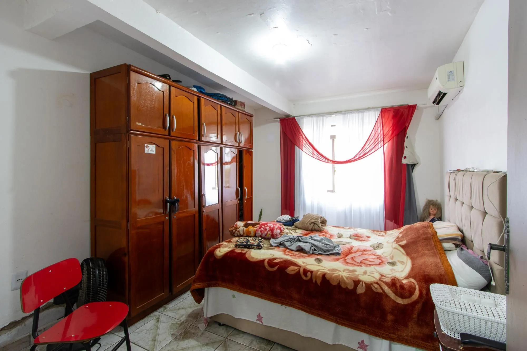Imagem Casa ampla de 2 pavimentos com 4 dormitórios, 1 suite e 4 vagas no bairro Santa Tereza!