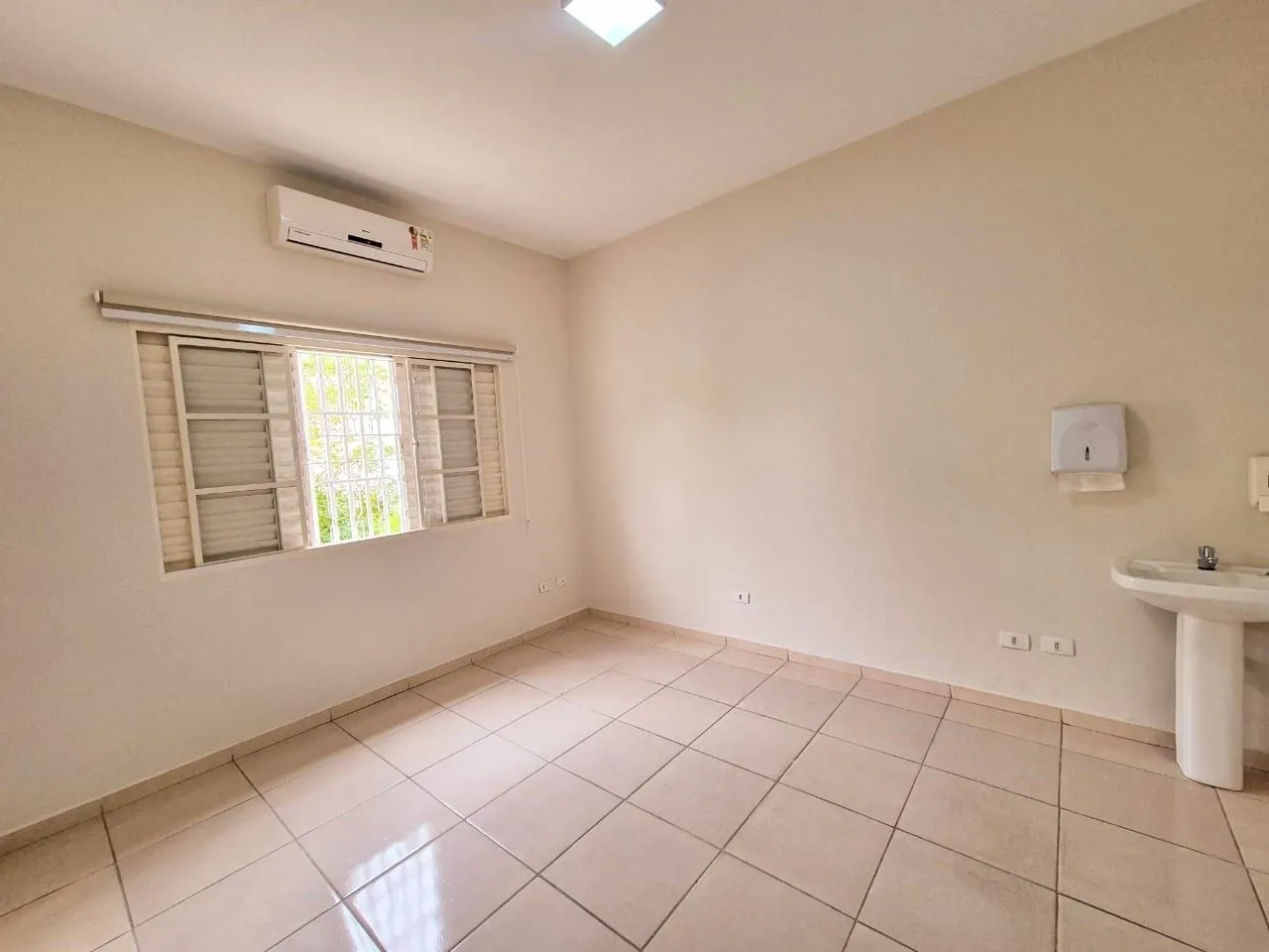 Imagem Oportunidade Imperdível: Casa Comercial a 5 Min do Centro, Perfeita para Empresas com Ampla Estrutura e Localização Estratégica