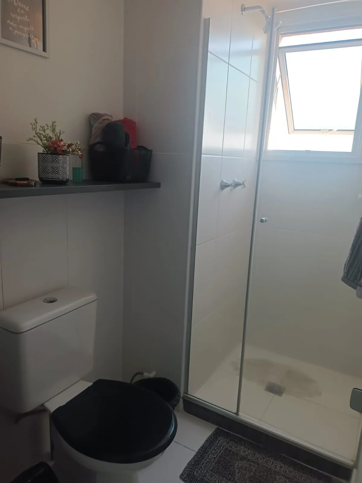 Imagem Apartamento de 3 dormitórios com living estendido, semi mobiliado, suíte e churrasqueira.