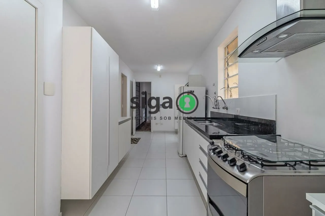 Imagem Casa Assobradada no Jardim Europa, com 3 suítes, Mobiliado, 2 vagas, para Venda ou locação.