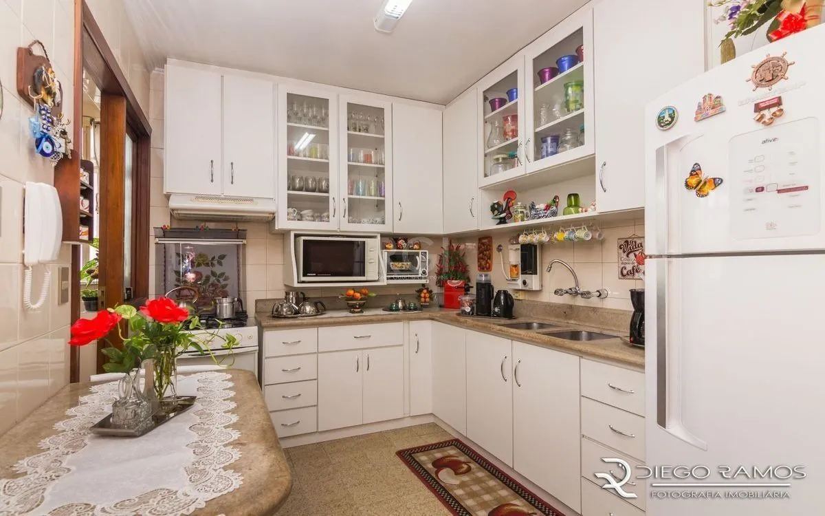 Imagem Apartamento de 2 dormitórios ,80 M² com possibilidade de transformação em 3 dormitórios. Living: Para dois ambientes e estar íntimo. Copa-Cozinha: Funcional e bem equipada. Ampla Área de Serviç