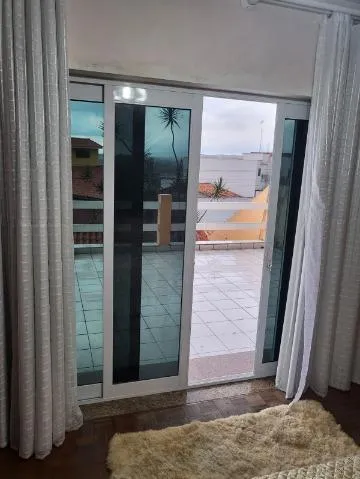 Imagem VENDA E LOCAÇÃO DE SOBRADO NA VILA VIRGÍNIA, EM ITAQUAQUECETUBA/SP, 200m² com varanda, jardim, cozinha ampla, 3 salas e suíte com hidro. CONSULTE-NOS.