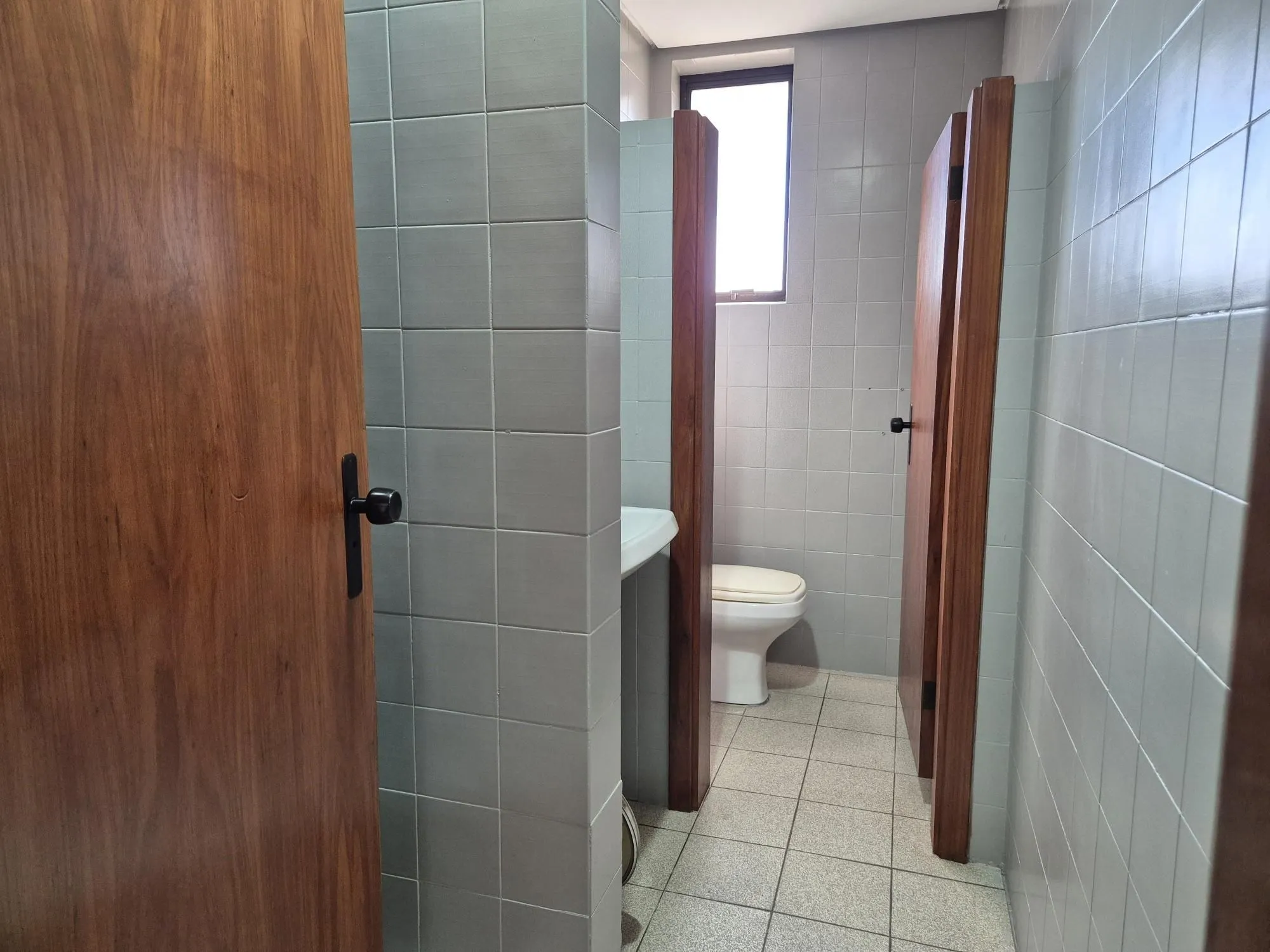 Imagem Sala com 6 divisórias e 2 vagas
