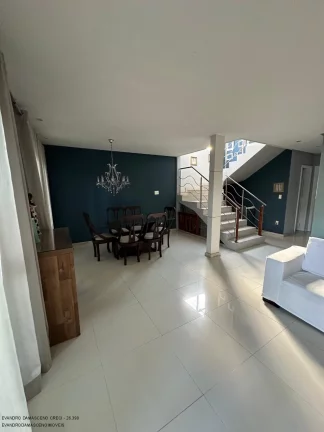 Imagem Alugue uma casa de luxo em condomínio exclusivo em Catu de Abrantes, Camaçari-BA! 5 quartos, 5 suítes, 3 salas, 2 banheiros, 2 vagas de garagem e 300m² de área.