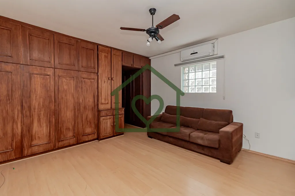 Com 54m² bem distribuídos, o apartamento conta com 1 dormitório. 
 
O imóvel passou por melhoria...