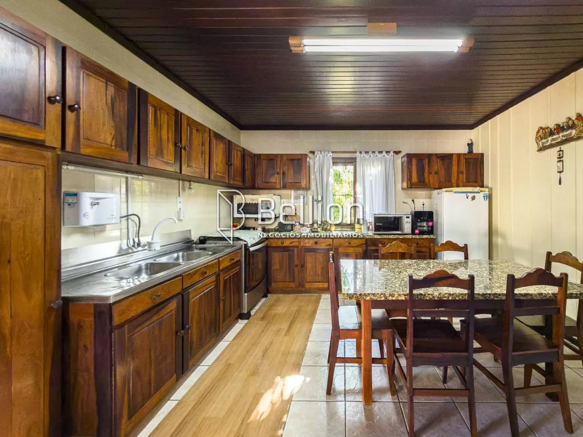 Imagem Com duas casas e 2.500m de terreno, medindo 50x50m, essa propriedade é a escolha certa para quem valoriza espaço e quer um imóvel que proporcione várias possibilidades.