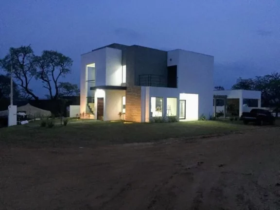 Maravilhosa casa a venda no condomínio Riviera de Santa Cristina XIII - Setor Iate em Quadra GW Lote 21