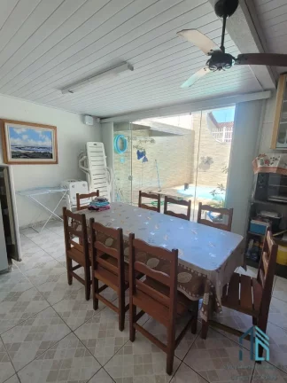 Imagem Sobrado com piscina, área gourmet, 03 quartos com suíte, 70 metros do Mar em Matinhos PR
