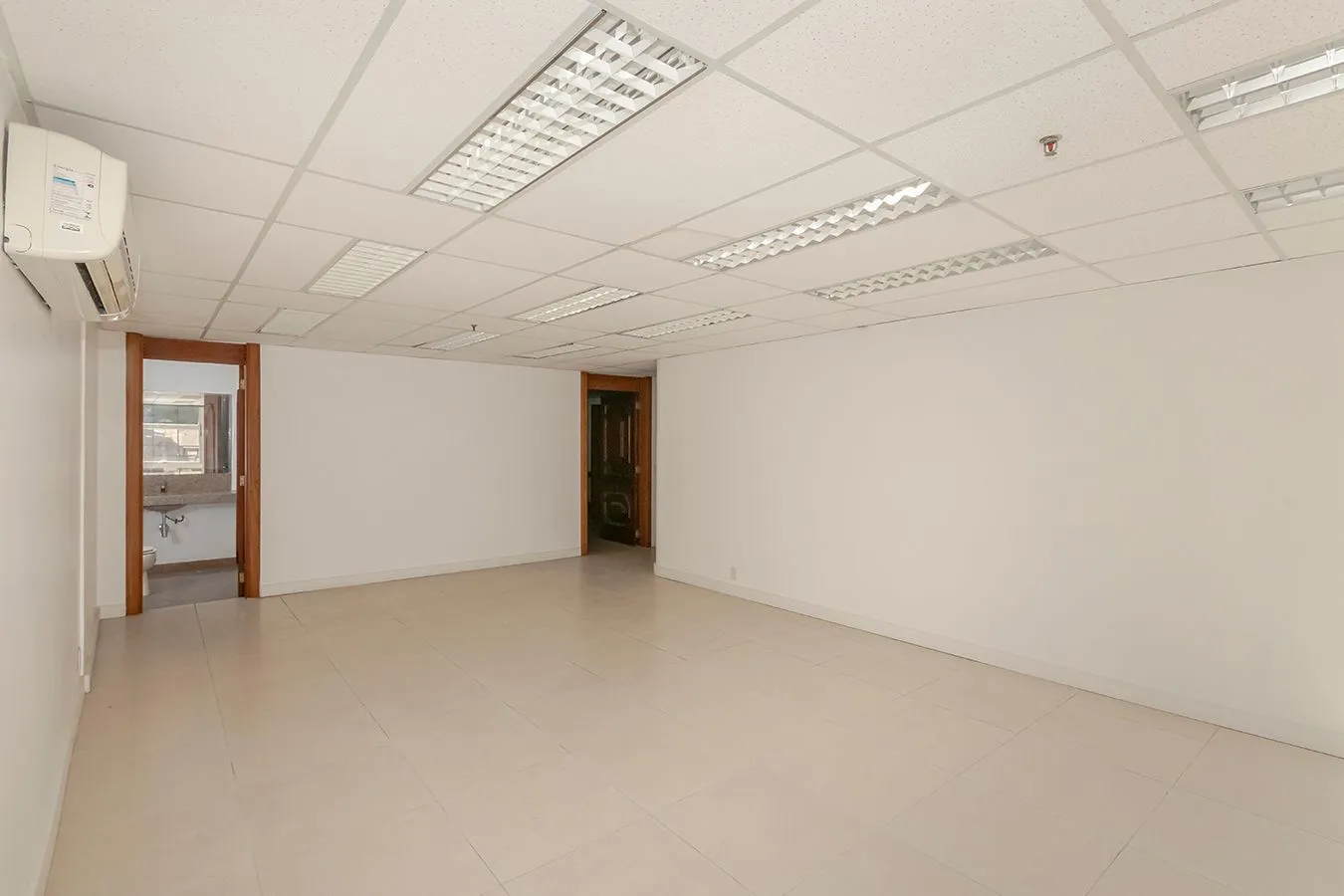 Imagem Conjunto Comercial, meio andar inteiro com várias salas e salão!