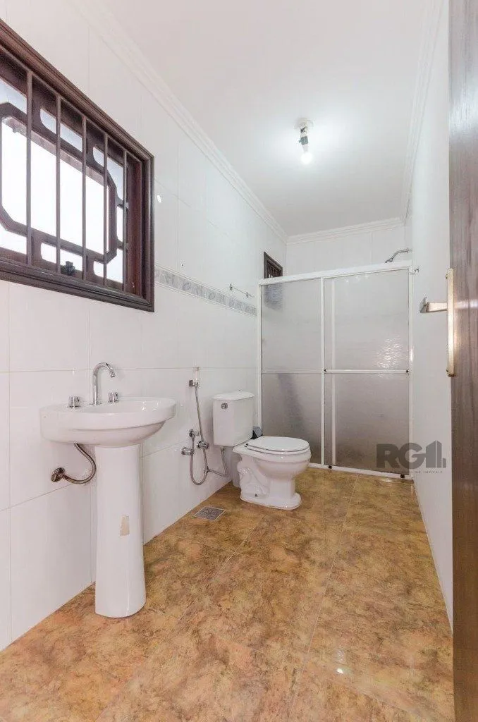 Imagem Excelente casa de 379m² com 3 dormitórios, piscina e 4 vagas.