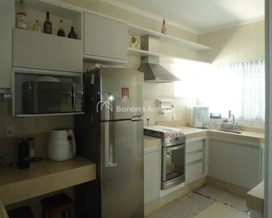 Imagem Encante-se com esta linda casa de acabamento impecável, localizada em um dos melhores condomínios ...