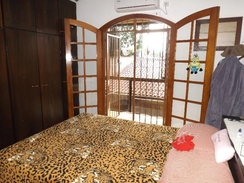 Imagem Casa para Venda - 250m², 3 dormitórios, sendo 3 suites, 7 vagas - Medianeira