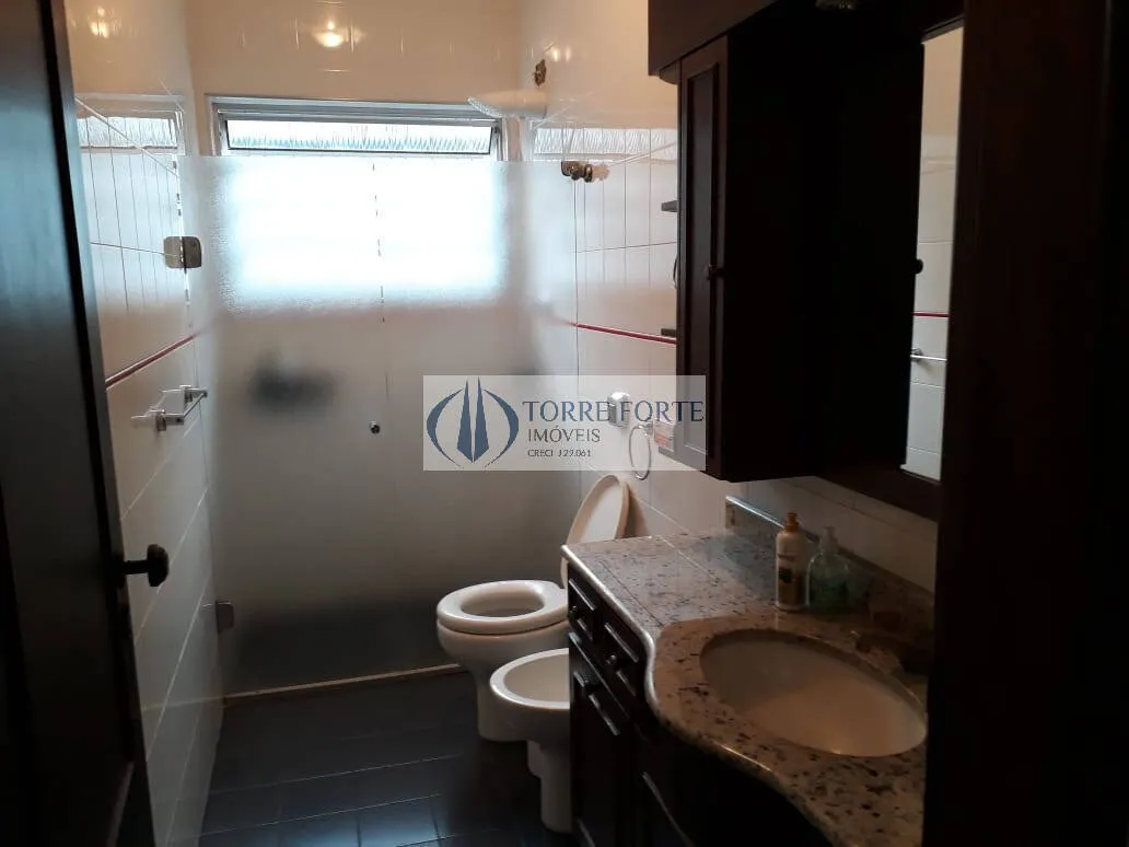 Imagem Casa espaçosa, com 380 m², 3 dormitórios sendo 1 suíte 4 banheiros, 2 vagas