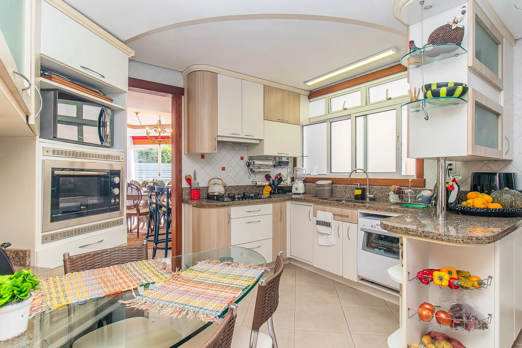 Imagem CASA DE 4 DORMITÓRIOS EM CONDOMÍNIO - 320 m² - 4 VAGAS DE GARAGEM