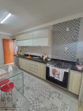 Imagem Luxuosa Casa em Condomínio à Venda em Camaçari-BA, Vila de Abrantes: 4 Quartos, 4 Suítes, 2 Salas, 2 Banheiros, 4 Vagas, 280m².