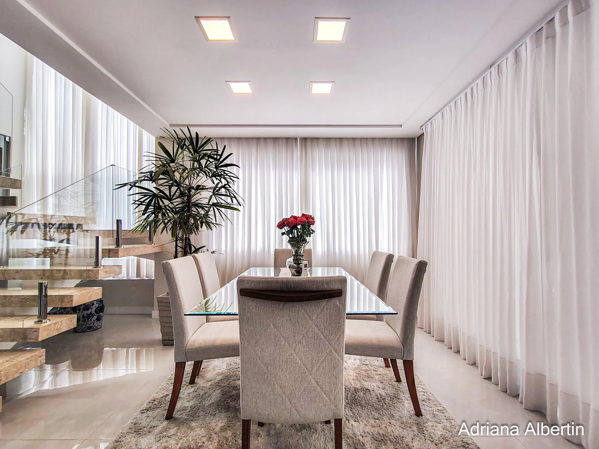 Imagem ALPHAVILLE PORTO ALEGRE | CASA COM FUNDOS PARA APP E ÁREA EXTERNA COMPLETA