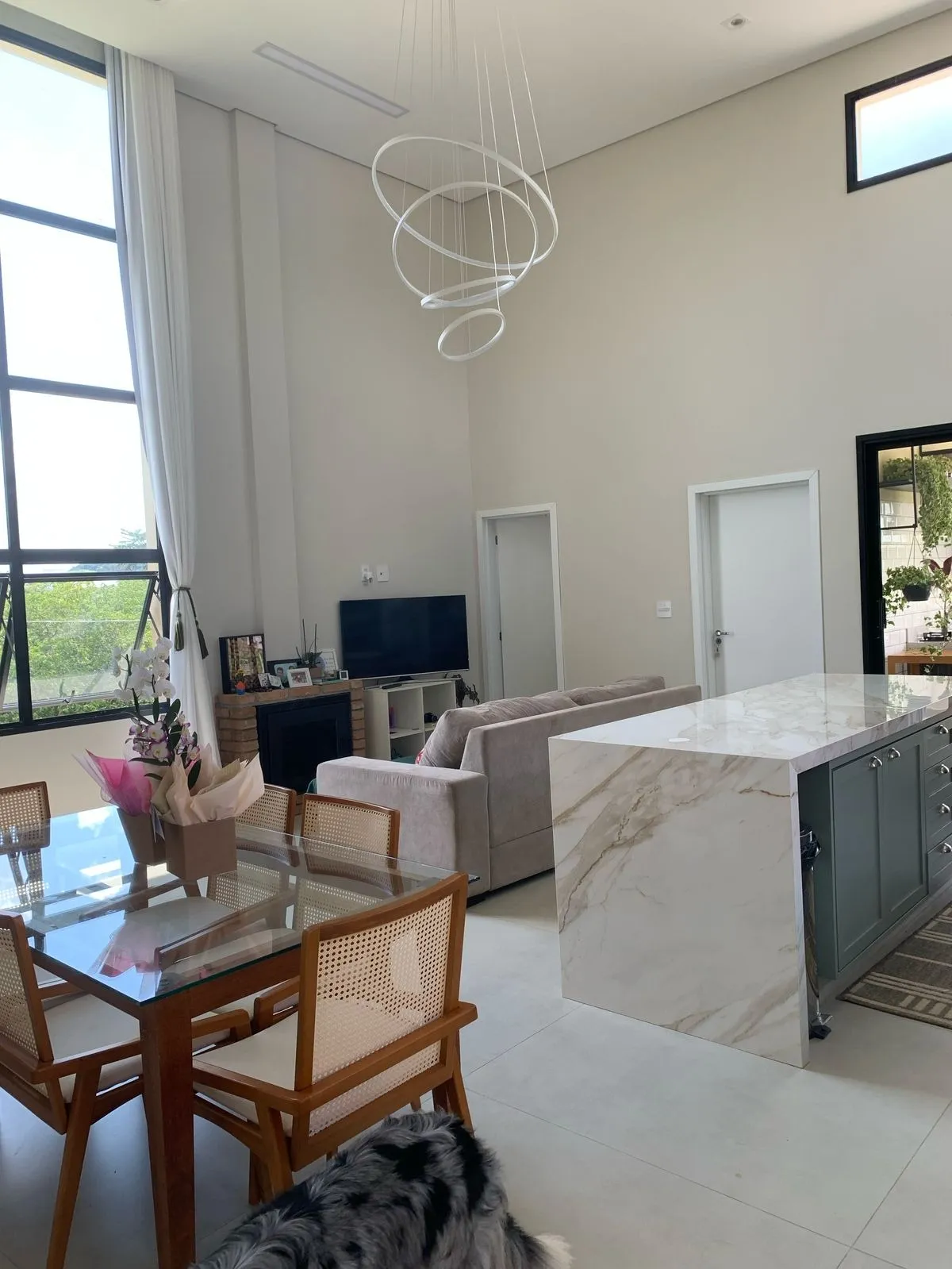 Imagem Casa em Condomínio de Luxo à Venda em Itupeva-SP, no Residencial Montes Claros: 6 quartos, 2 suítes, 5 banheiros, 2 vagas, 172 m².