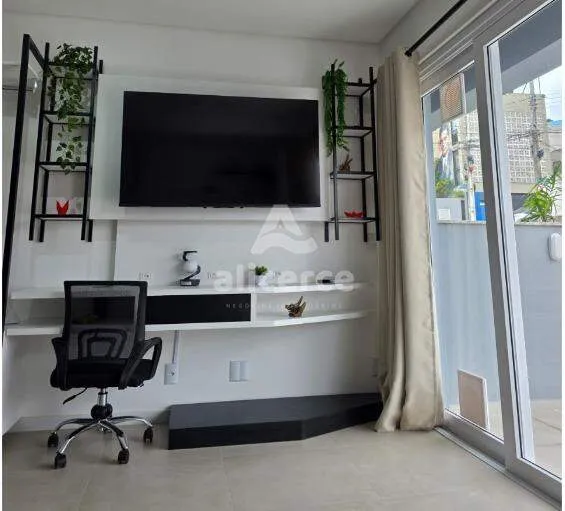 Imagem Studio Garden Novo Mobiliado com Terraço Privativo e Vaga de Garagem no Centro de Florianópolis