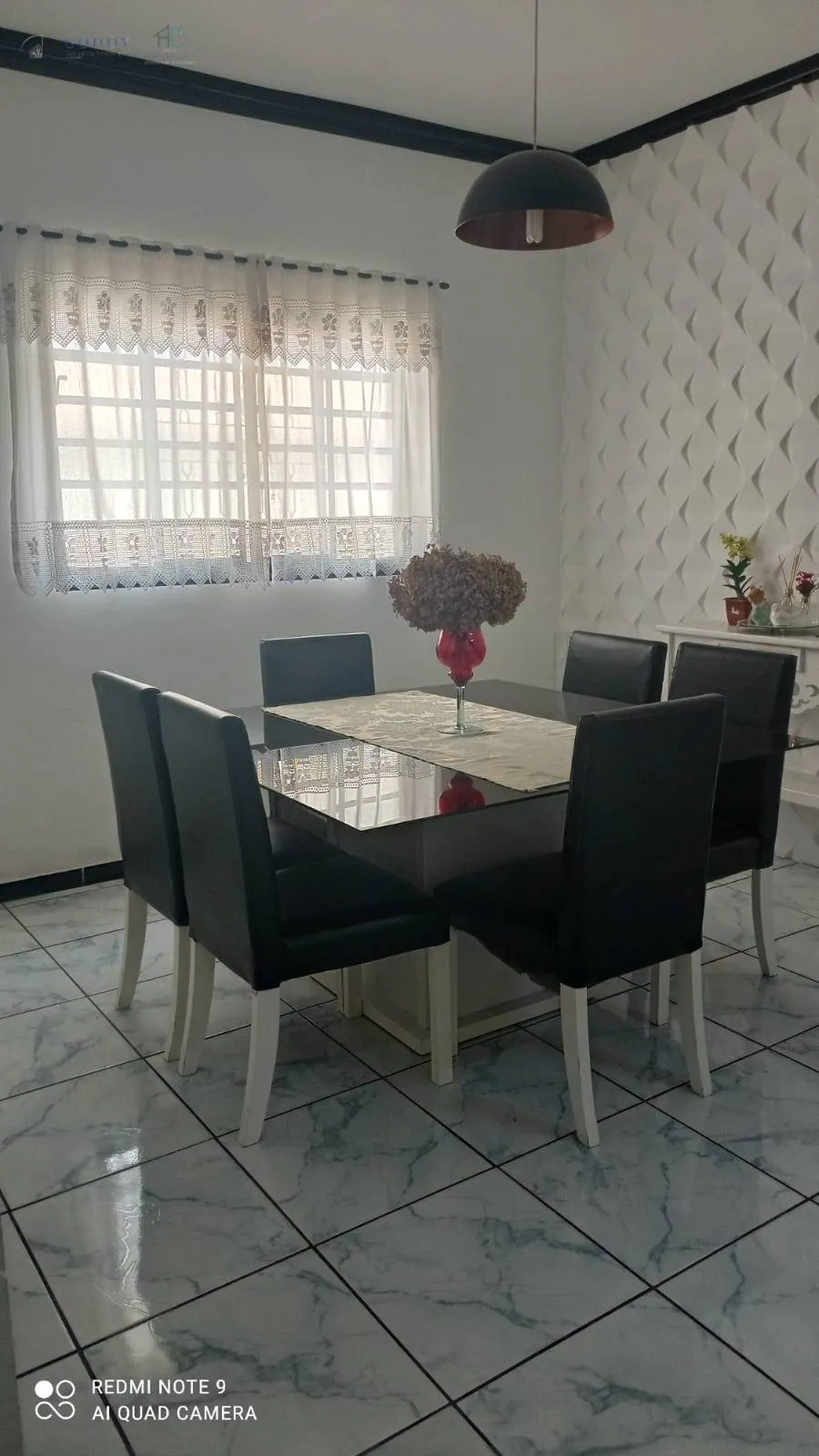 Imagem Linda Casa com Suíte, Escritório e Garagem Coberta em Ótima Localização