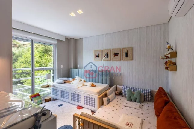 Imagem Casa ampla em condomínio de alto padrão com 3 quartos, sendo 1 suite no Campo Comprido