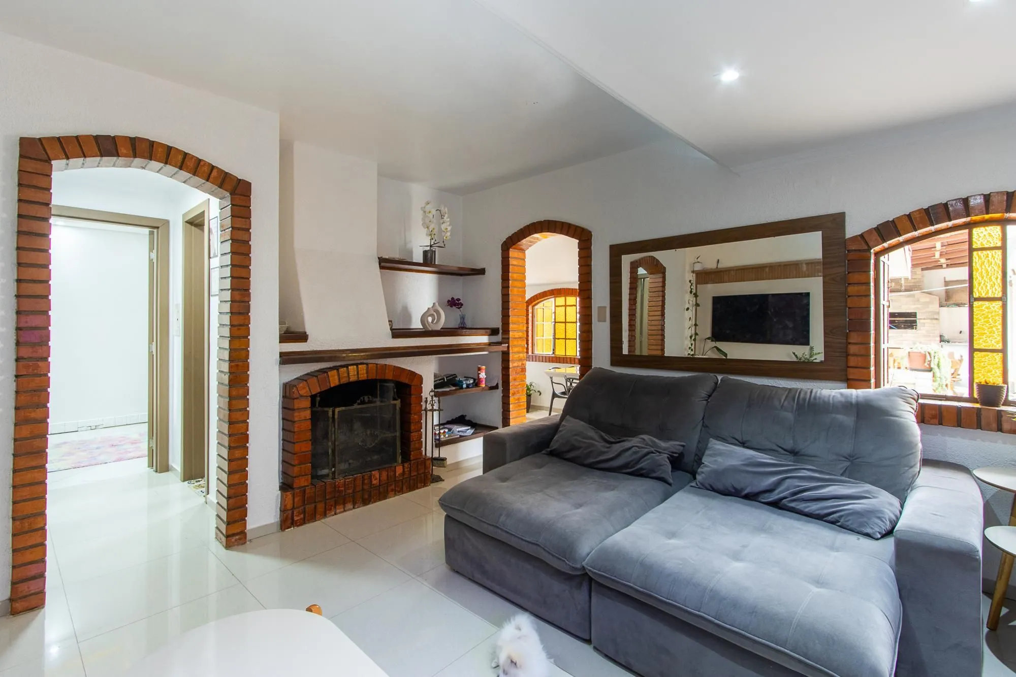 Imagem Casa de 4 dormitórios, 2 suítes, piscina, pátio e 2 vagas de garagem.