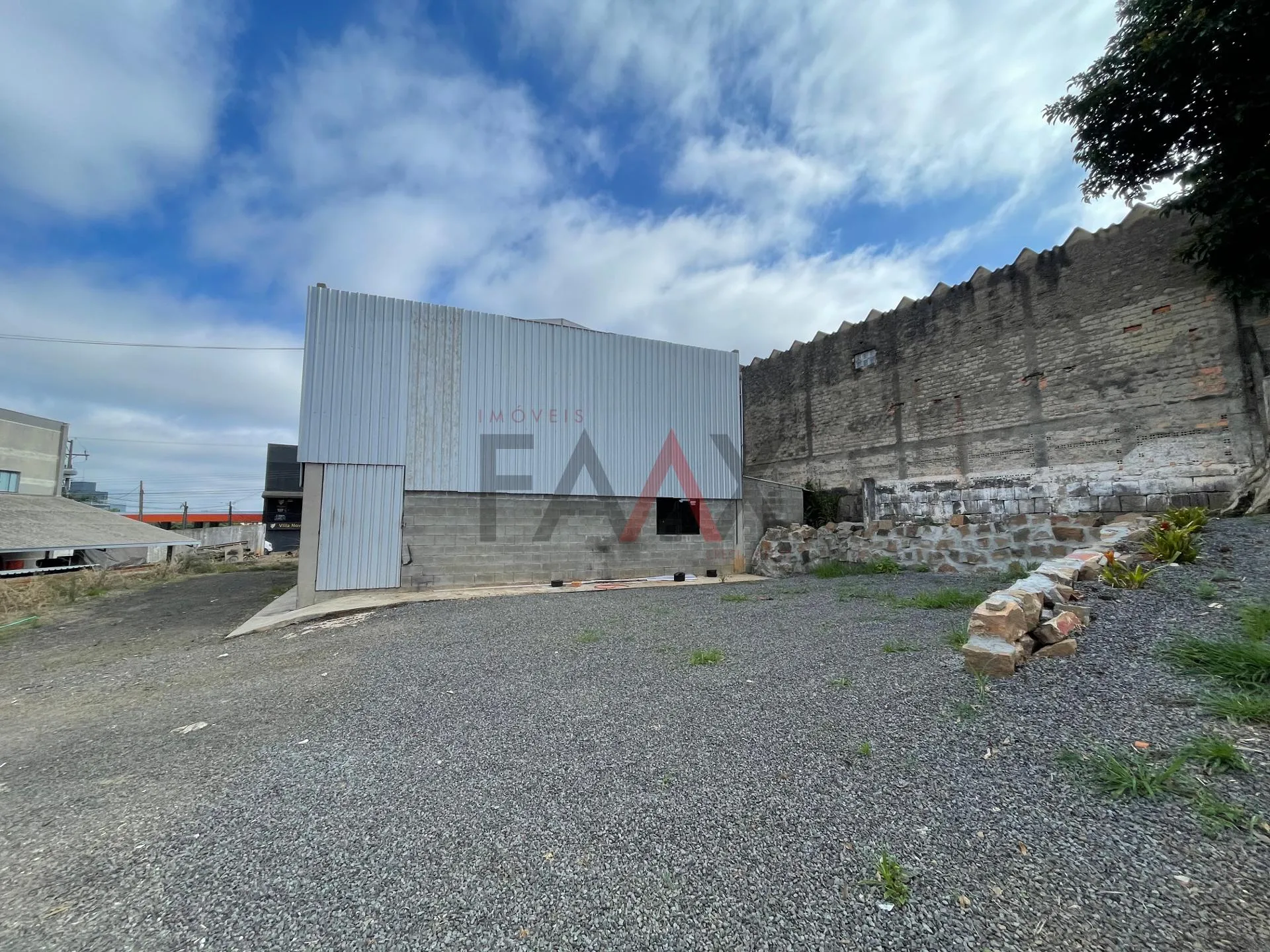 Imagem Barracão Comercial para Locação em Bonsucesso com 150m .