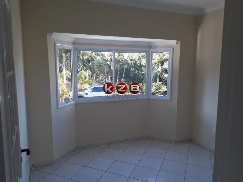 Imagem Casa de 3 quartos no Condomínio Terras do Caribe, em Valinhos-SP: 3 salas, 1 suíte, 4 vagas de garagem e 218m² de área.