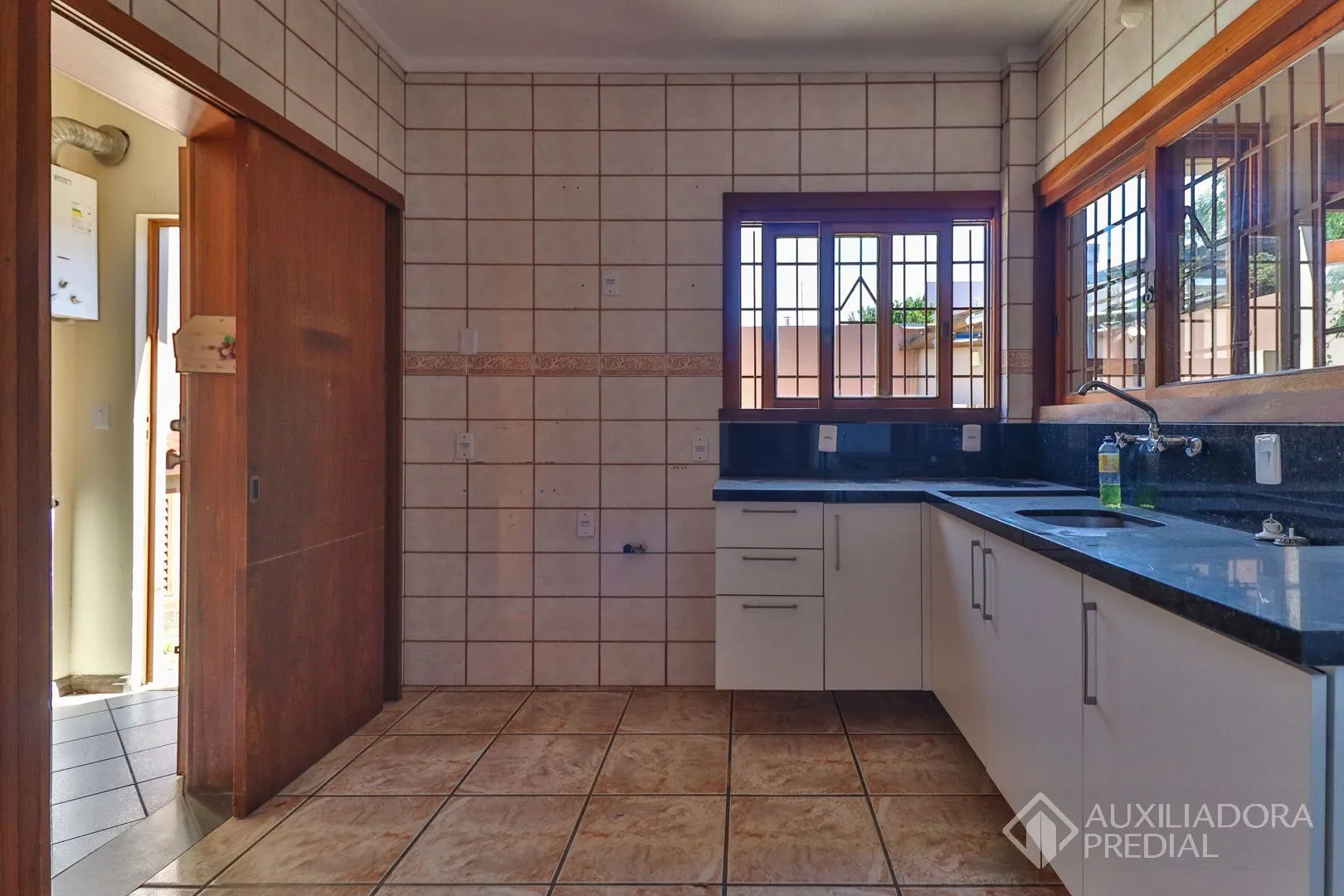 Imagem Excelente casa com 5 dormitórios no bairro Cristal
