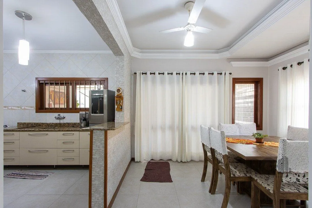 Imagem Casa para Venda com 3 dormitórios, sendo 1 suítes e 2 vagas no bairro Hípica