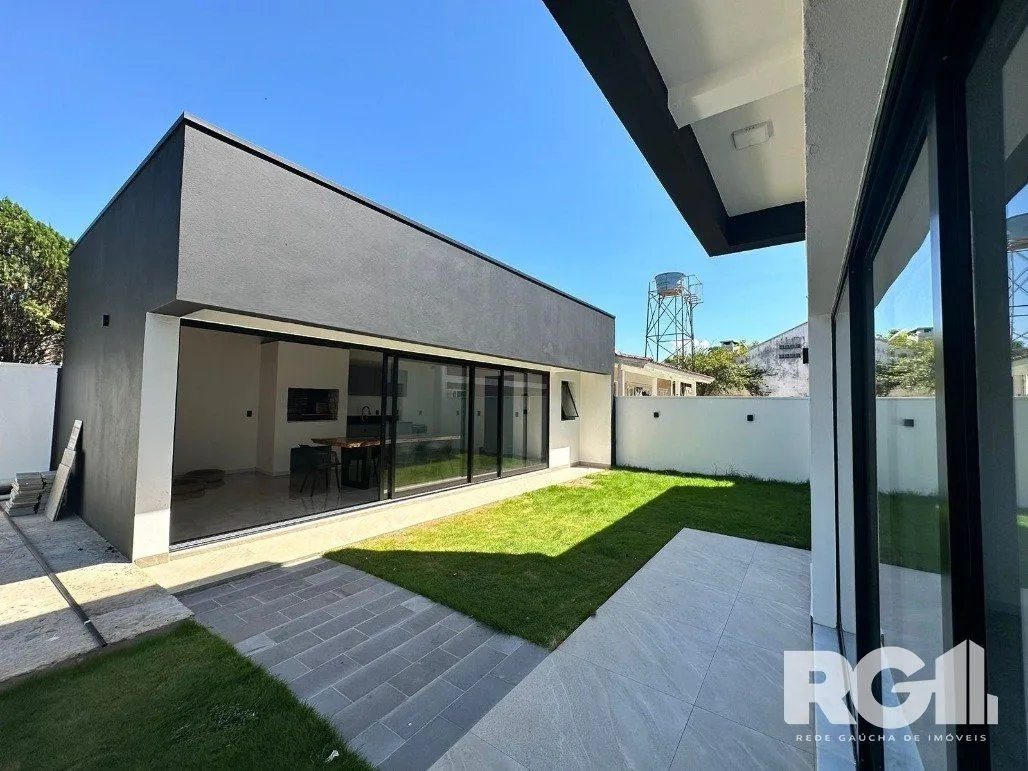 Imagem Casa de alto padrão a venda, totalmente mobiliada, com 2 dormitórios, 1 suite e 2 vagas no centro de Nova Santa Rita.