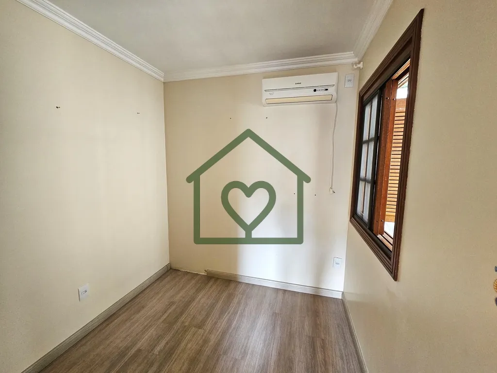 Imagem Casa em condomínio reformada e semimobiliada, com vaga para até 04 carros.

Térreo com living de ...