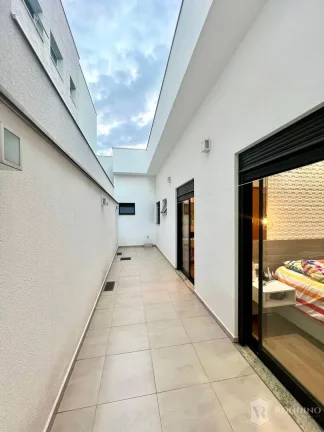 Imagem Casa t?(C)rrea em condomínio com piscina, vista permanente e 03 suítes.
