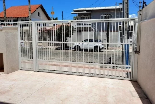 Imagem Sobrado triplex no Centro de Balneário Camboriú.