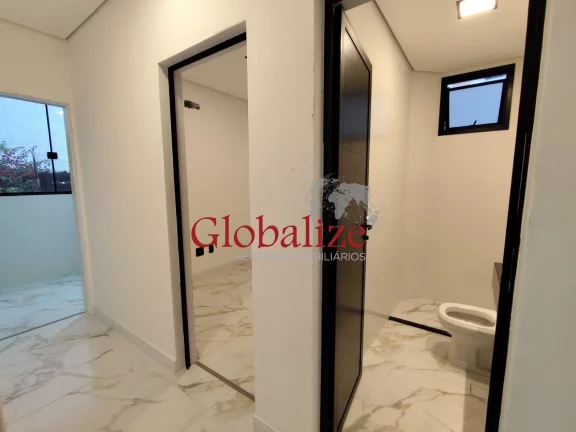 Imagem Casa sobreposta alta à venda com 280m², 3 suites, quadra da praia por R$1.940.000,00 no Embaré em Santos