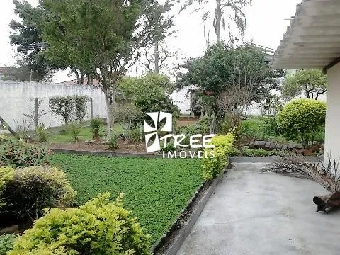 Imagem LOCAÇÃO COMERCIAL DE CASA NO JARDIM PLANALTO, EM ARUJÁ/SP, 400m² com 4 dorm, 3 salas, quintal amplo, churrasqueira e garagem p/ 4 autos. CONSULTE-NOS.