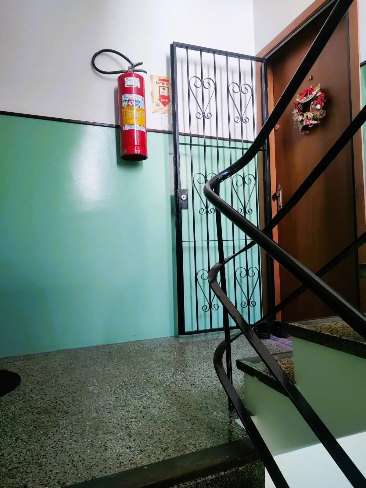 Imagem Apartamento 2 dormitórios semimobiliado próximo do Colégio Rosário
