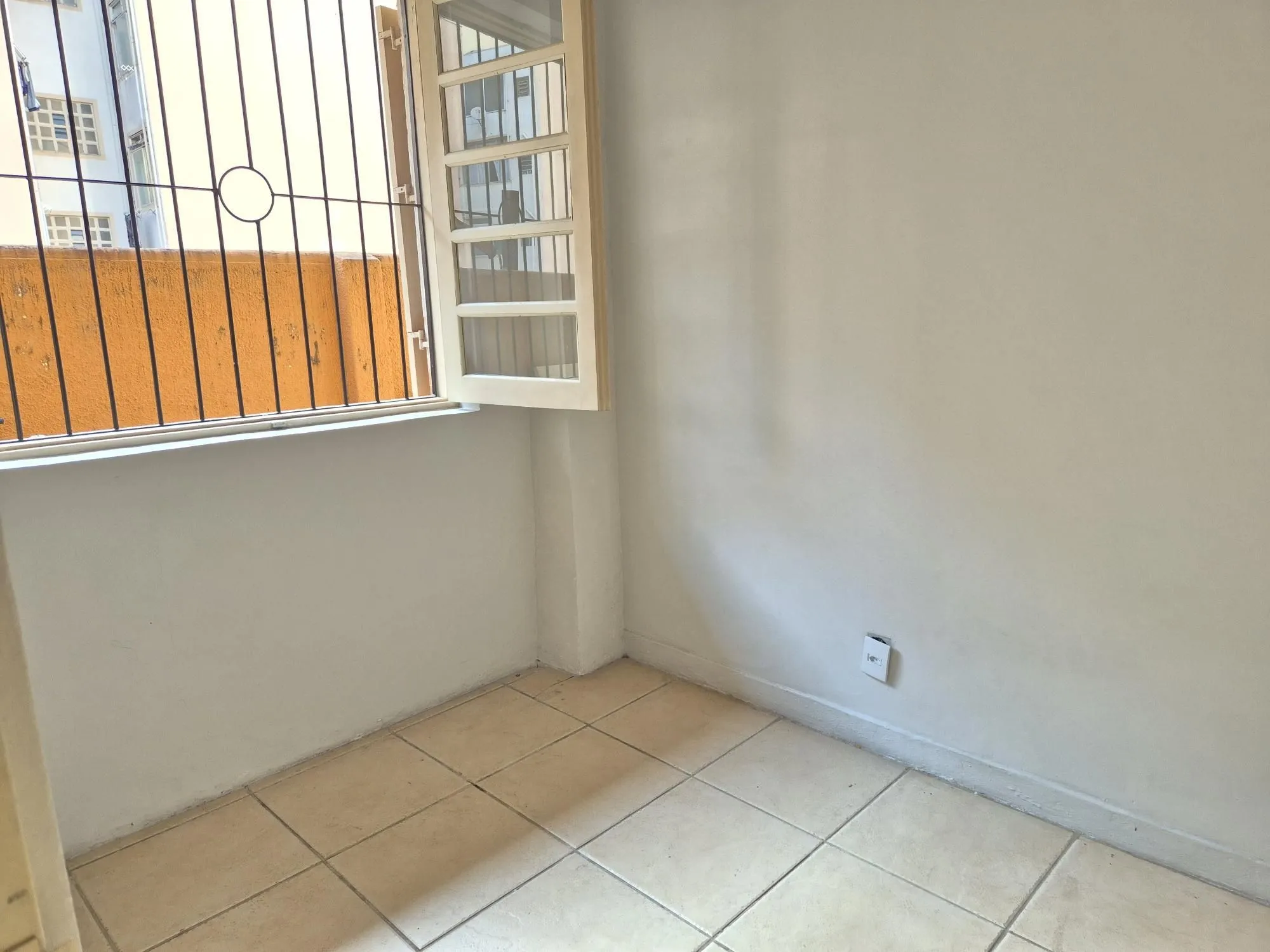 Imagem 2 dormitório com área externa e churrasqueira
