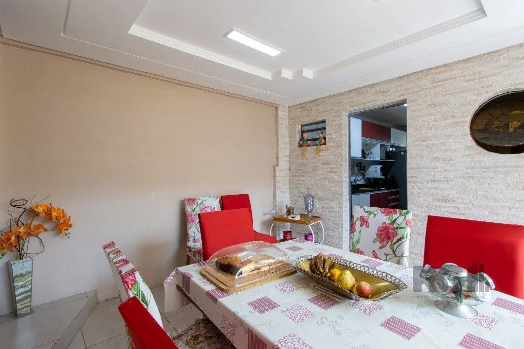 Imagem Sobrado, 3 quartos, 2 banheiros, pátio, 2 vagas, piscina - Bairro Vila Nova