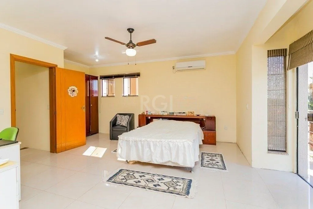 Imagem Excelente casa em condomínio com 3 suítes, piscina e 3 vagas de garagem
