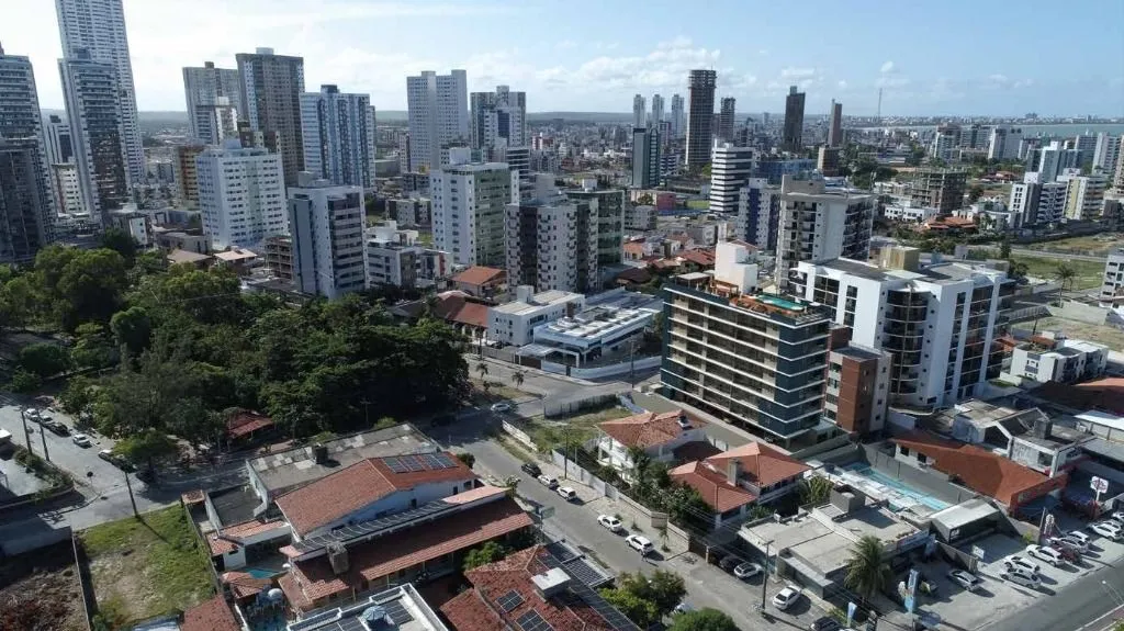 Imagem Apartamento moderno a 80m da praia no Jardim Oceania, com 2 suítes, varanda gourmet e lazer completo. Ideal para morar ou investir.