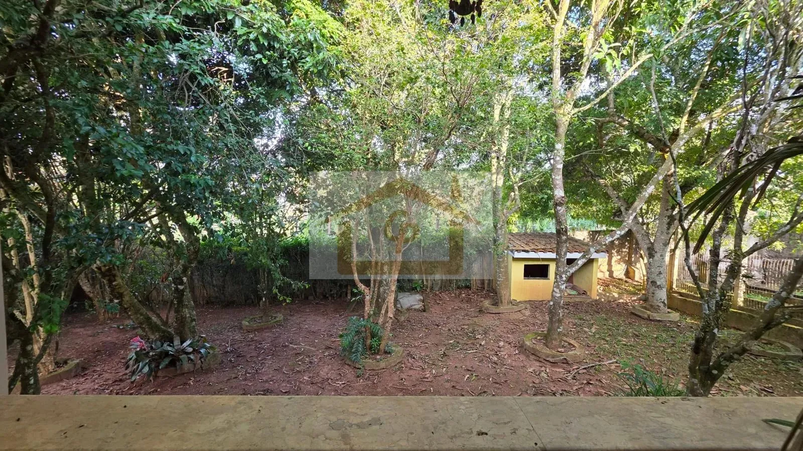 Imagem CASA TÉRREA EM CONDOMÍNIO FECHADO!!! 3 Suítes, 6 vagas *piscina