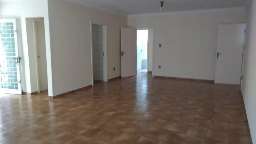 Imagem Casa para Locação 3 Quartos, 1 Suite, 3 Vagas, 600M², Centro, Pindamonhangaba - SP