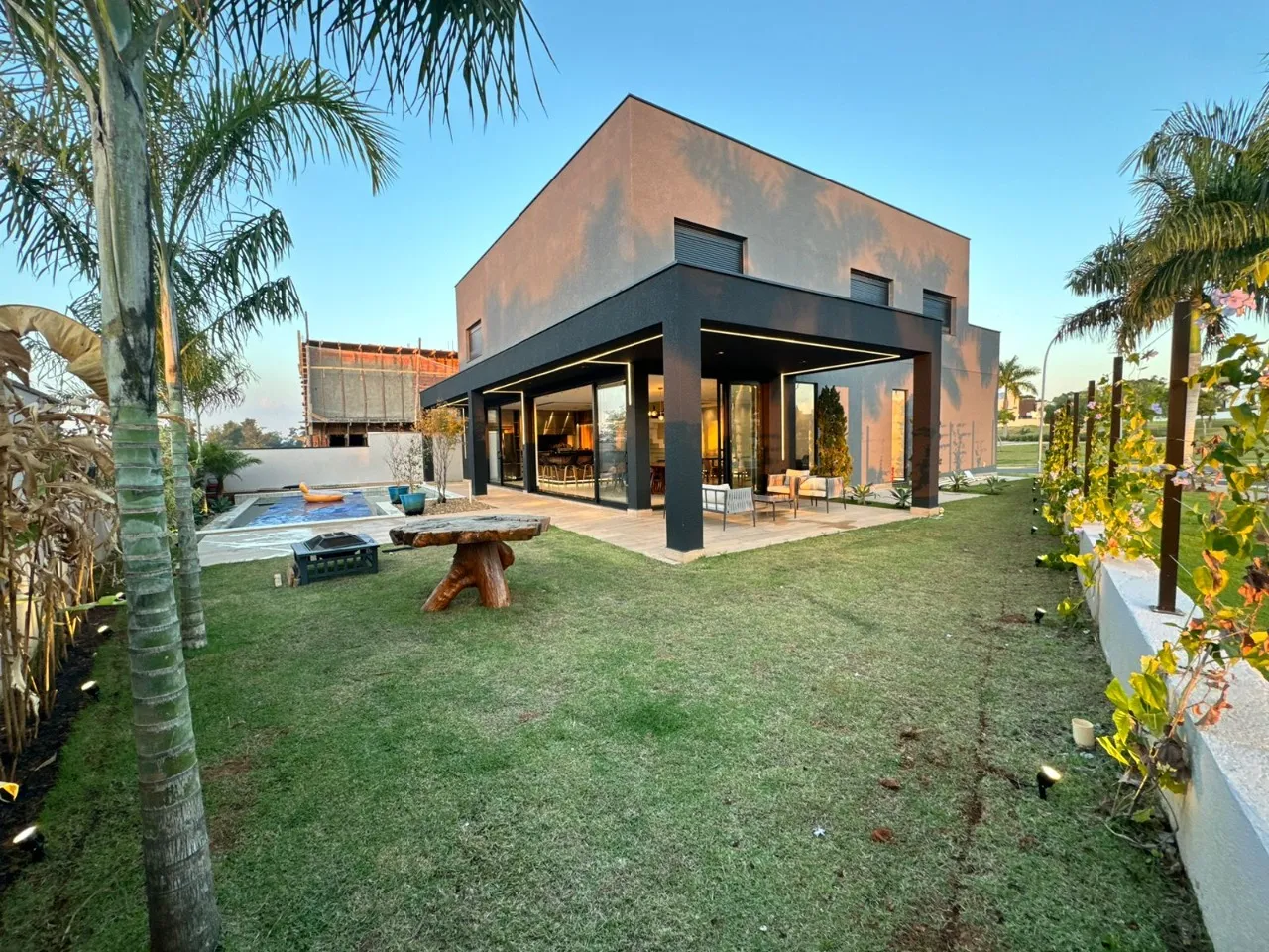 Imagem Luxuosa casa de 5 suítes em Alphaville Nova Esplanada, Votorantim-SP: 3 salas, 6 banheiros, 4 vagas, 460m². Venha conferir!