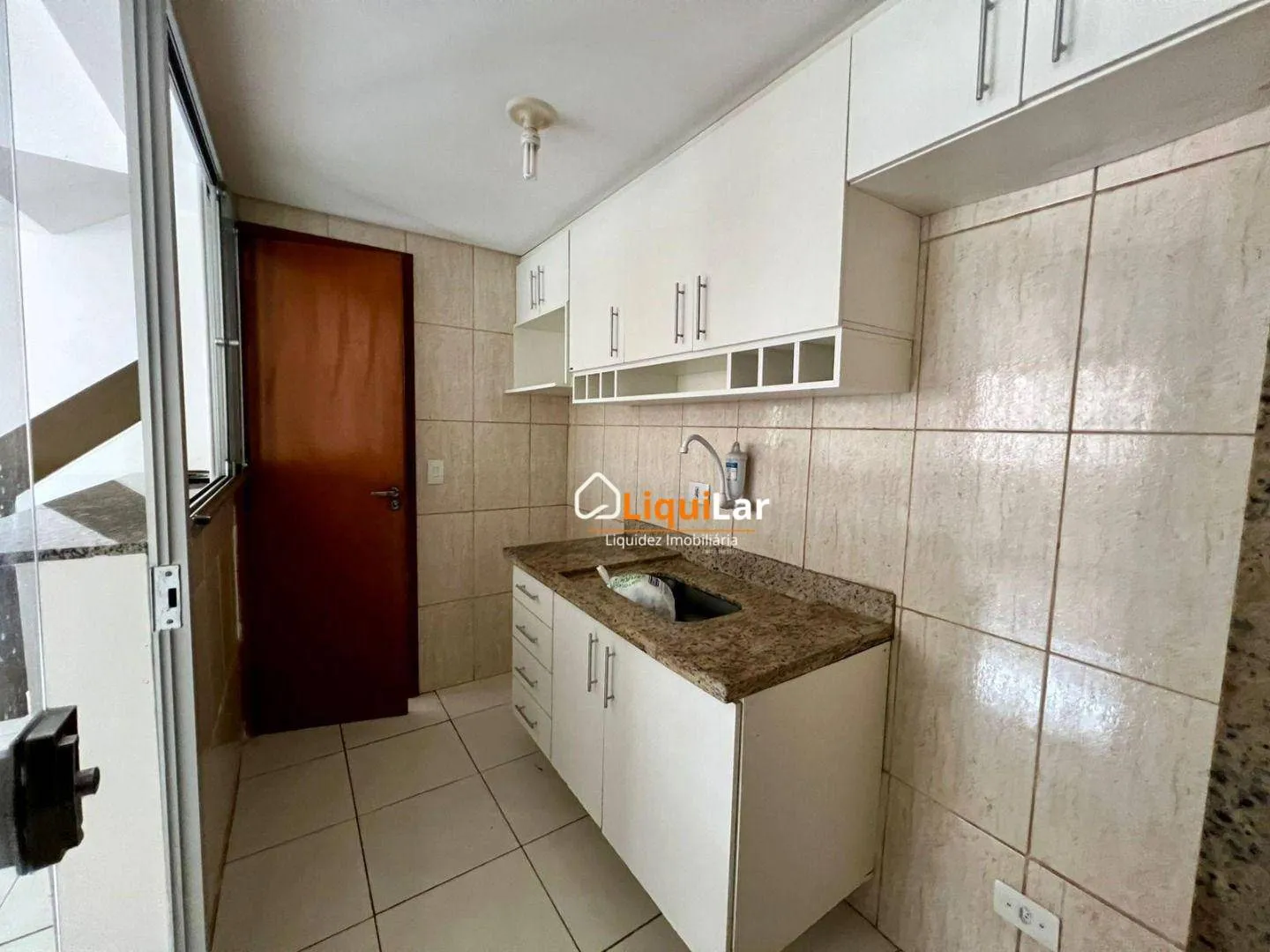 Imagem Sobrado à Venda no Condomínio Residencial Polonês 1 com 3 Quartos, 2 Suítes e Localização Privilegiada.