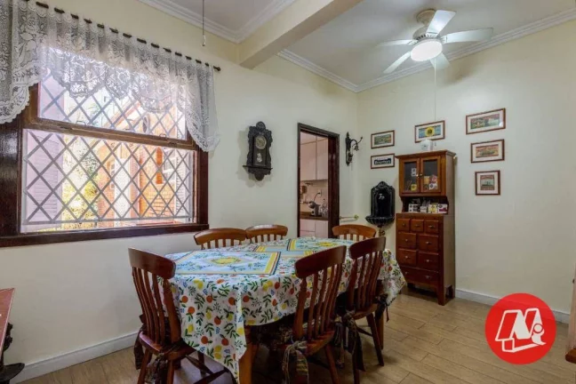 Imagem No bairro Rio Branco, casa de 337 m², semimobiliáda, 4 dormitórios, 3 vagas, jardim com piscina.