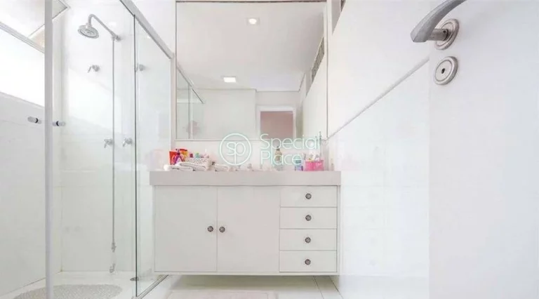 Imagem São incríveis 330m2 de área útil, 3 dormitórios ( 2 suítes ) e 3 vagas na garagem. Living ampl...