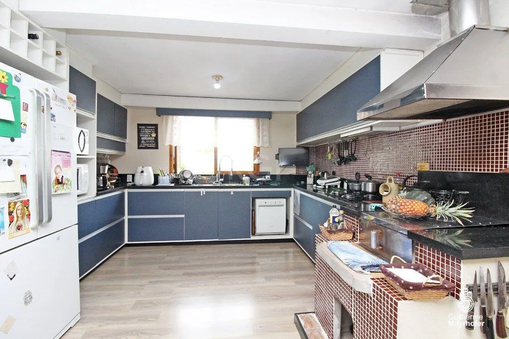 Casa para Venda - 220m², 2 dormitórios, sendo 2 suites, 3 vagas - Teresópolis