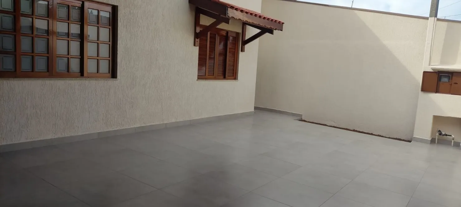 Imagem Casa Estilo Clássico com 3 Quartos, Piscina, Área Gourmet, 4 Vagas e Excelente Localização Próxima ao Centro