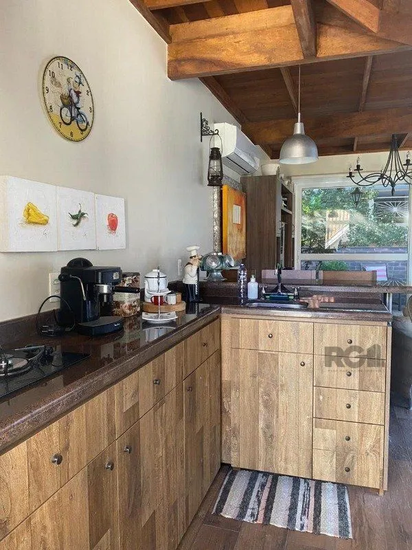 Imagem Casa em Condomínio para Comprar no bairro Pedra Redonda com 4 suítes